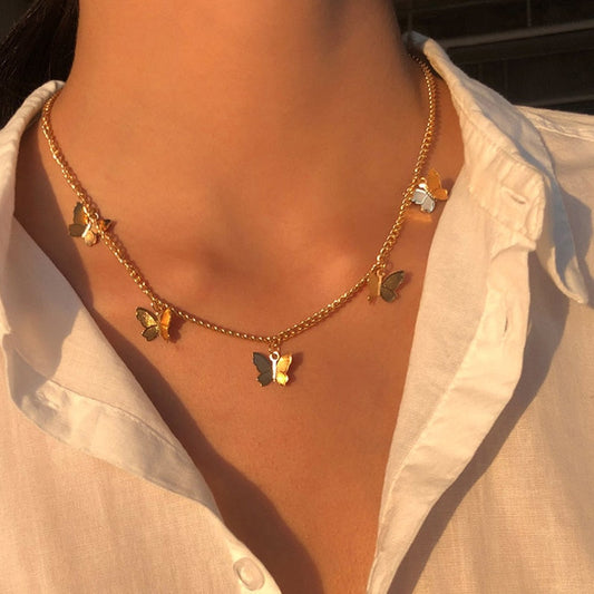 Halskette mit mehreren Schmetterlingsanhängern